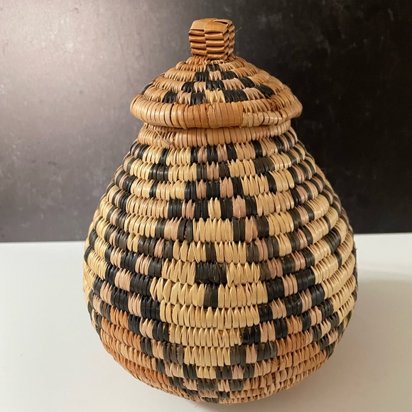 Handmade Zulu Basket w/maker tags attached - Picture 4 of 9